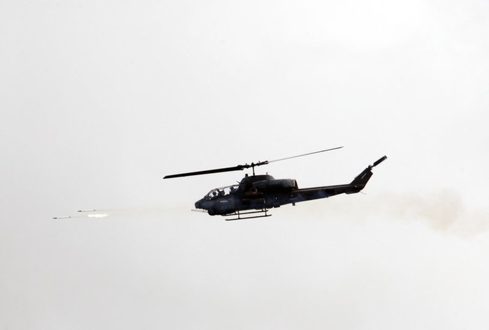 Trực thăng AH-1W đang bắn hoả lực vào các mục tiêu